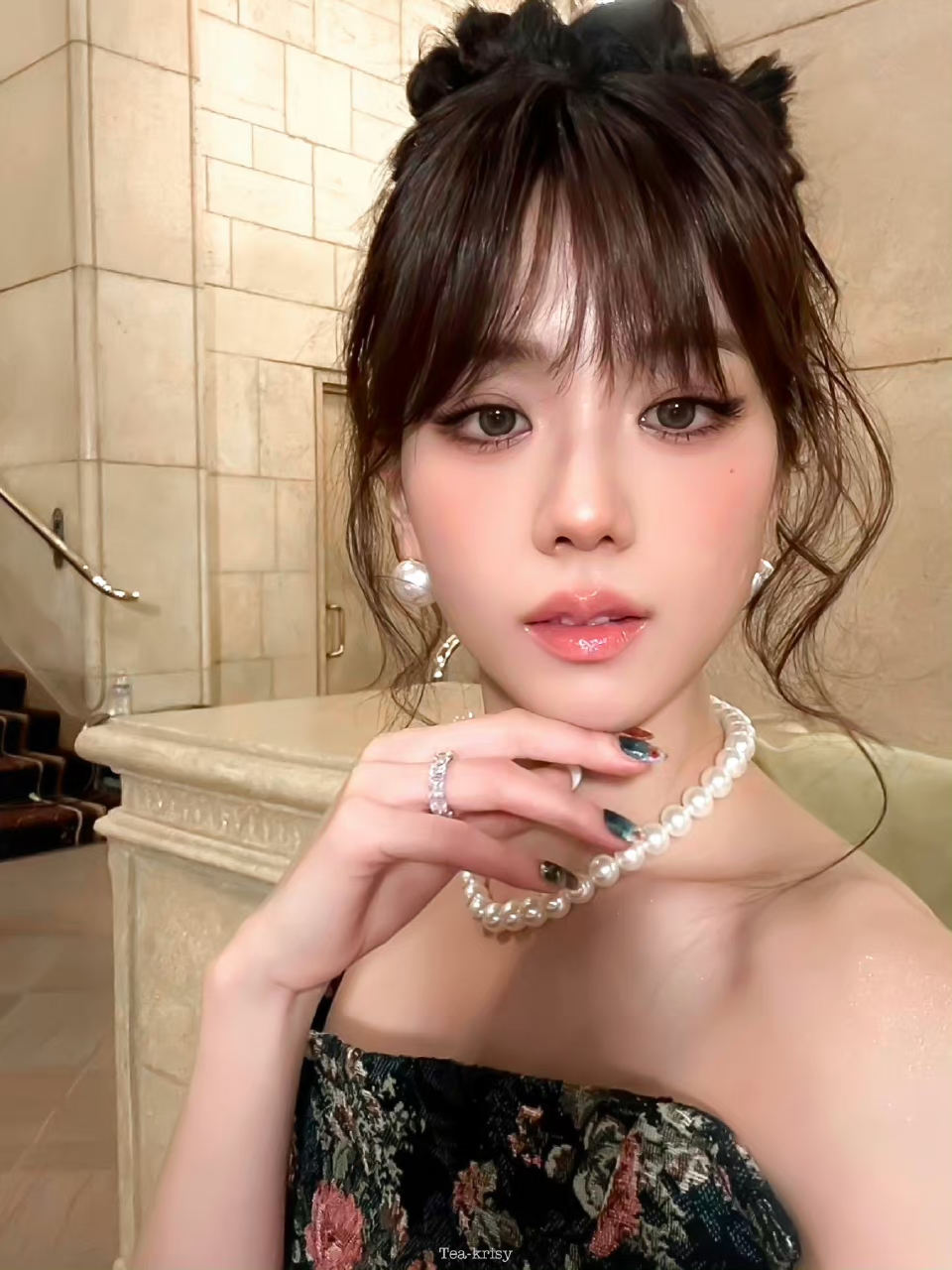 美女照片手机挡脸头像_美女自拍