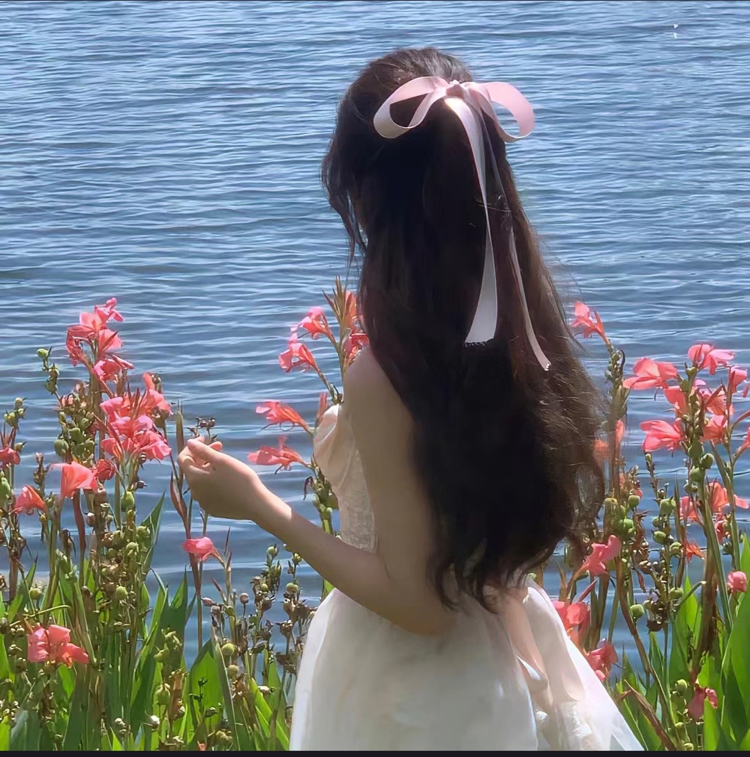 漂亮的小山雀_美女头像背影